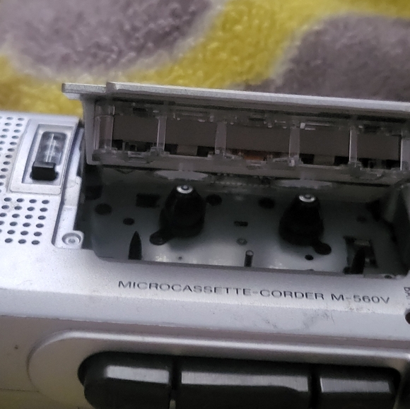 EUcSony Silver Microcassette Recorder with Clear Voice Plus Model M 560 V - Picture 3 of 9